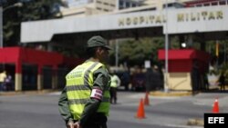 Un policía vigila frente a la entrada del Hospital MIlitar Dr. Carlos Arvelo donde Hugo Chávez está internado desde hace dos semanas Caracas (Venezuela).