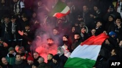 Los fanáticos de la Juventus ondean las banderas de Italia antes de la ronda de octavos de final de la Tim Cup el 30 de enero de 2019.