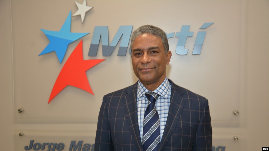 Oscar Elías Biscet de visita en los estudios de Radio Martí. (OCB/Archivo)