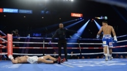 Rolando Romero derriba a Arturs Ahmetovs en su pelea celebrada en el MGM de Las Vegas, el 22 febrero del 2020.