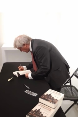 David Satter firmando libros en Miami