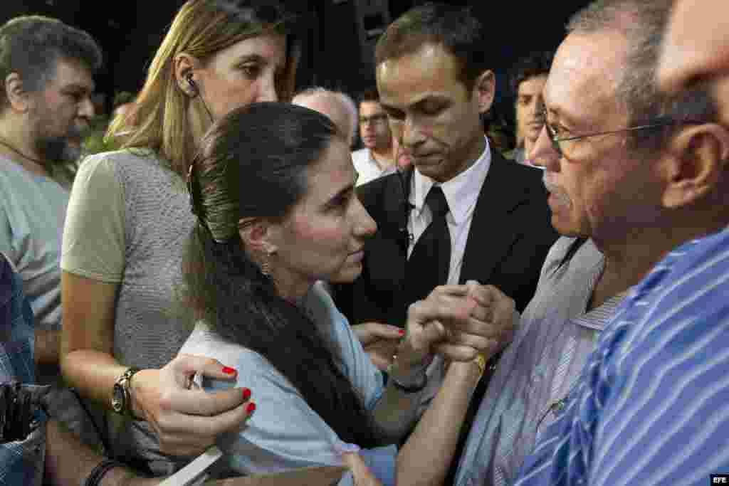 La disidente cubana Yoani Sánchez es saludada por un grupo de invitados tras un debate sobre libertad de expresión en la sede del periódico O Estado de S. Paulo hoy jueves, 21 de febrero de 2013, en la ciudad de Sao Paulo (Brasil). 