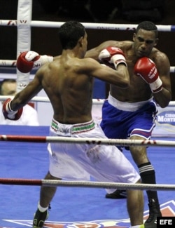 Los boxeadores Arlen López (d), de los Domadores de Cuba, y Eddine Haddioui (i), de los Leones de Marruecos.