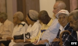Ancianos cubanos de más de 100 años. Paradójicamente, la alta esperanza de vida complica el envejecimiento poblacional.