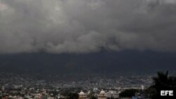 Panorámica de la ciudad de Tuxtla Gutiérrez, capital del estado mexicano de Chiapas hoy, miércoles 29 de mayo de 2013, donde se observa la nubosidad propiciada por "Bárbara".