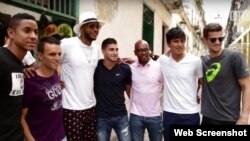Varios jóvenes se tomaron una foto con Carmelo Anthony (sombrero).
