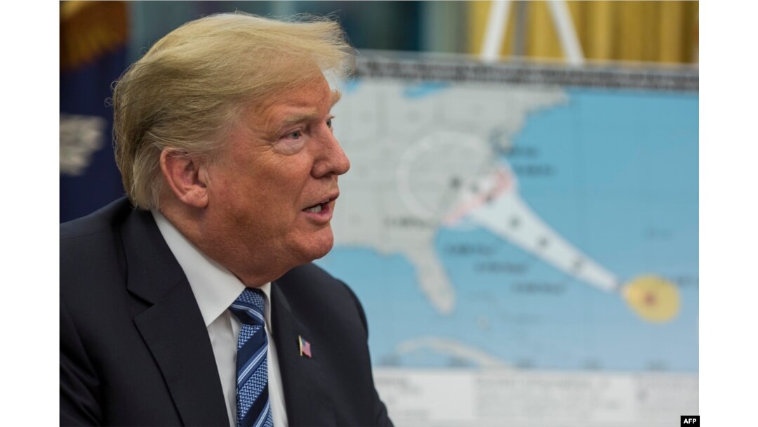 Trump en una reunión este martes sobre el huracán Florence en la oficina oval.