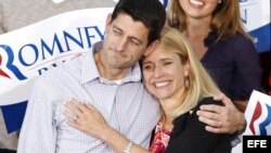 El candidato Paul Ryan abraza a su esposa Janna en un acto de campaña electoral en Wisconsin.