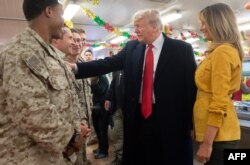 El presidente Trump y la primera dama Melania Trump de visita sorpresa en una base aérea de EEUU en Irak.