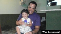 José Abreu con su hijo Dariel, en Cuba. Foto tomada de su Facebook.