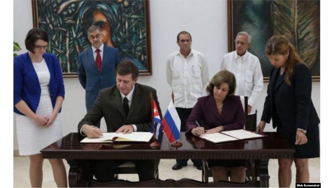 La ministra cubana de Justicia, María Esther Reus, tras suscribir el acuerdo junto a su homólogo ruso, Alexander V. Konovalov.