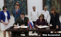 La ministra cubana de Justicia, María Esther Reus, tras suscribir el acuerdo junto a su homólogo ruso, Alexander V. Konovalov.