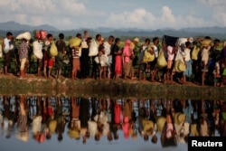 Miles de musulmanes de la minoría rohinya huyen de Birmania