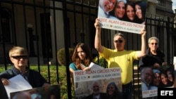 Archivo - Decena de activistas judíos se manifiestan frente a la Sección de Intereses de Cuba, en Washington D.C., pidiendo la libertad de Alan Gross.