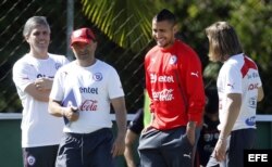 El jugador de la selección nacional de Chile Arturo Vidal (2-d) habla con el técnico Jorge Sampaoli (2-i), el fisioterapeuta Jose Amador (i) y el ayudante Sebastián Beccacece (d) durante un entrenamiento.