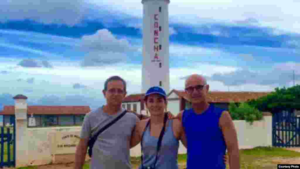Alexis García junto a su esposa Marlene y el realizador Dmitry Zhitov, quien filma cada paso del viaje para un documental. Foto tomada del Facebook de Run Across Cuba.