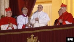 El papa Francisco se dirige a miles de peregrinos reunidos en la Plaza de San Pedro, en El Vaticano, luego de ser elegido nuevo pontífice. 