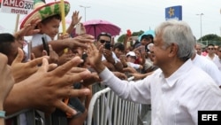 El izquierdista Andrés Manuel López Obrador continua su gira política en el estado de Quintana Roo.