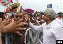 El izquierdista Andrés Manuel López Obrador de gira política en el estado de Quintana Roo.