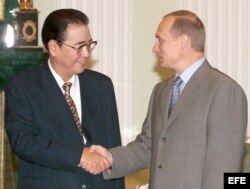 Archivo - El presidente ruso Vladimir Putin (d) saluda a Li Peng (i) en el Kremlin.