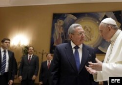 El nieto, el hijo, el Canciller cubano y Raúl Castro con el Papa (i-d).