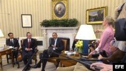  El presidente estadounidense, Barack Obama (d), se reúne con su homólogo chileno, Sebastián Piñera (i), en el despacho Oval de la Casa Blanca en Washington DC, Estados Unidos, hoy, martes 4 de junio de 2013.