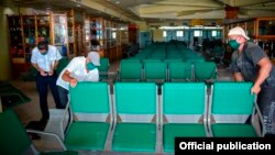Aunque la Agencia Cubana de Noticias (ACN) publica varias fotos de interiores de terminales aéreas sin precisar de cuáles se trata, esta imagen corresponde aparentemente al aeropuerto Frank País, de Holguín.