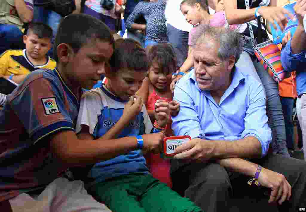 El secretario general de la Organización de Estados Americanos (OEA), Luis Almagro, conversa con niños de un albergue en la frontera entre Colombia y Venezuela hoy, sábado 5 de Septiembre de 2015, del sector de La Parada, cerca a Cúcuta (Colombia).