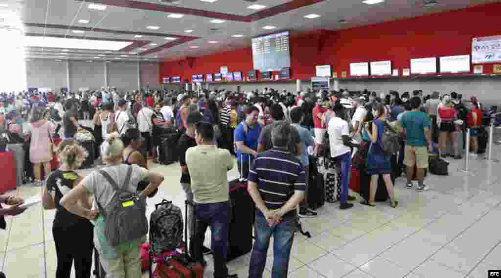 Viajeros hacen fila en el aeropuerto José Martí de La Habana, que reanudó sus operaciones el martes después del paso del huracán Irma por Cuba.