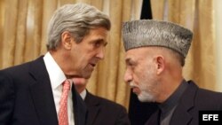 El secretario de Estado, John Kerry, y el presidente afgano Hamid Karzai en conversaciones este sábado en Kabul