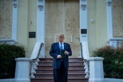 El presidente Donald Trump visita la Iglesia Episcopal de San Juan en DC.