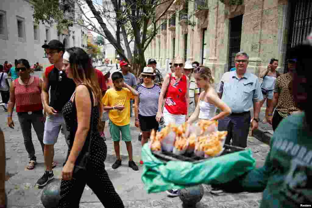 Turistas hacen un recorrido por La Habana Vieja. REUTERS/Fernando Medina