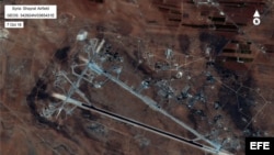 Fotografía cedida por el Departamento de Defensa de los Estados Unidos que muestra una vista aérea del aeropuerto al-Shayrat hoy, viernes 7 de abril de 2017, cerca de Homs (Siria). Fuerzas militares de EE.UU. lanzaron hoy decenas de misiles crucero contra