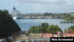 Crucero atracado en la Bahía de Cienfuegos.