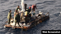 Balseros rescatados en el golfo de México por el crucero Carnival Sounds.