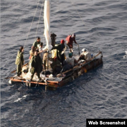 Balseros rescatados en el golfo de México por el crucero Carnival Sounds.