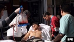 Médicos turcos atienden a un herido en el Hospital de Kilis en Turquía hoy, 15 de febrero de 2016.