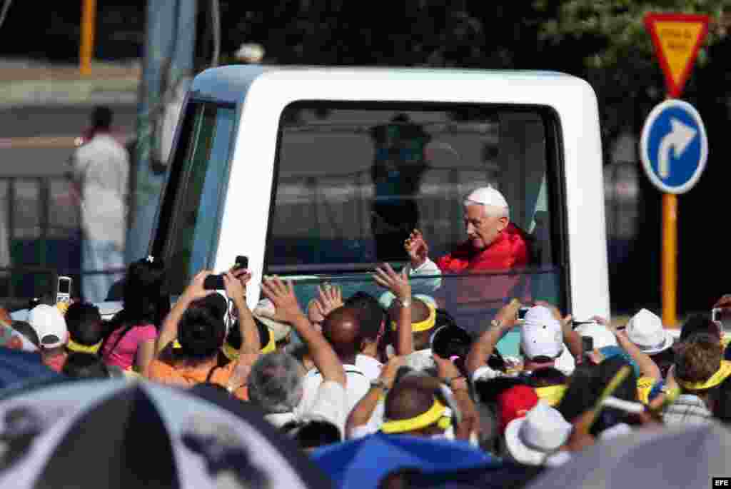 El Papa Benedicto XVI arriba en el papam&oacute;vil hoy, mi&eacute;rcoles 28 de marzo de 2012, a la Plaza de la Revoluci&oacute;n Jos&eacute; Mart&iacute;, en La Habana
