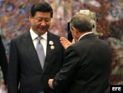 Raúl Castro (d), condecora a su homólogo de China, Xi Jinping (i), con la orden José Martí en el Palacio de la Revolución de La Habana (Cuba).