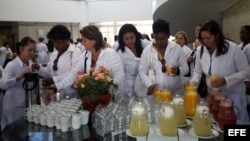 BRA303. BRASILIA (BRASIL), 24/08/2013.- Médicos cubanos llegan hoy, sábado 24 de agosto de 2013, al aeropuerto de Brasilia. La presidenta brasileña, Dilma Rousseff, anunció a inicios de julio pasado un programa para incorporar médicos extranjeros a la san
