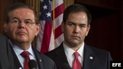 (i-e) El senador demócrata Bob Menendez y el senador republicano Marco Rubio.