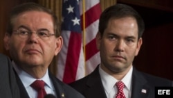 El senador demócrata Bob Menendez y el senador republicano Marco Rubio (i-e).