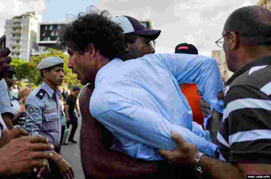 La policía arrestó a Boris González Arenas, periodista independiente y activista de la sociedad civil.