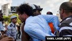 La policía arresta al periodista Boris González Arenas durante una marcha por los derechos de la comunidad LGBTIQ+ en La Habana, en mayo de 2019. (Archivo/Yamil Lage/AFP)