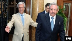 Tabaré Vázquez (i), nuevo presidente de Uruguay, recibe a Raúl Castro. Fotografía cedida por la Presidencia uruguaya.