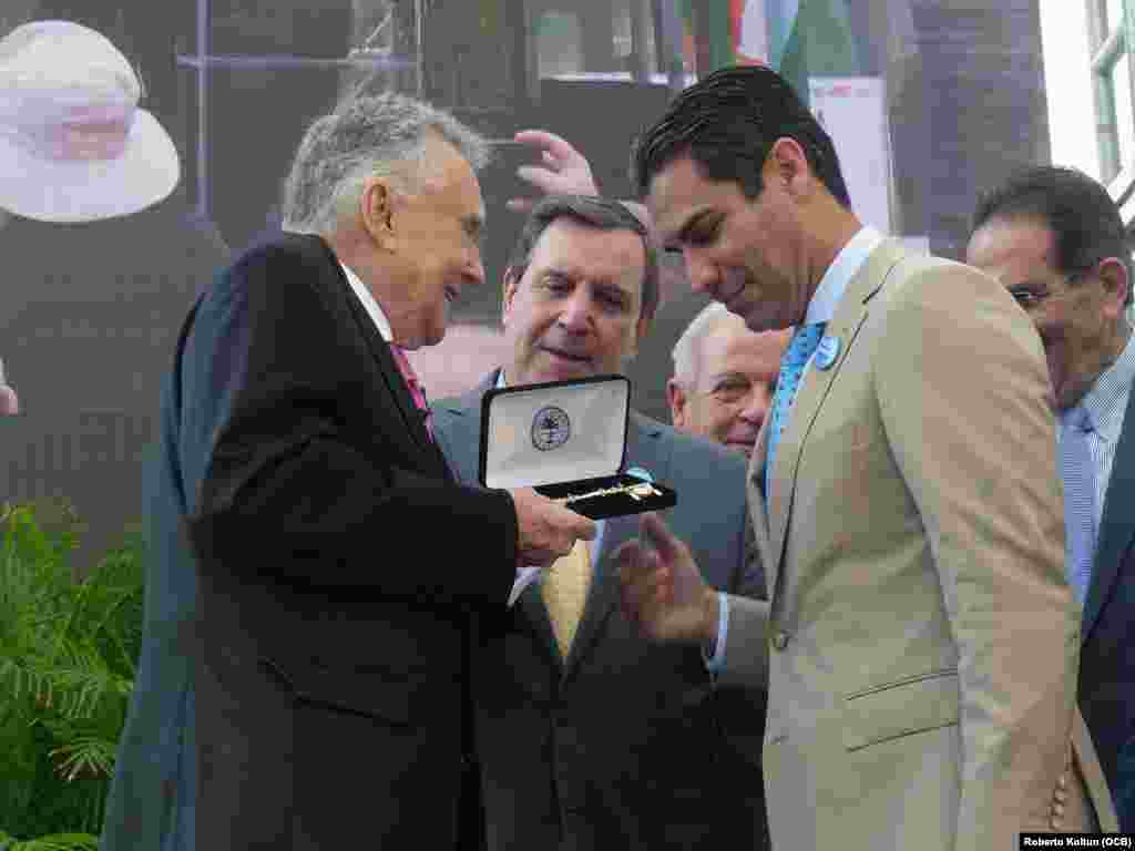 Maurice Ferré recibe las llaves de la ciudad por parte del Alcalde Francis Suárez