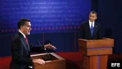 El presidente de EEUU y aspirante a la reelección, Barack Obama (d), y el candidato republicano, Mitt Romney (i), durante el primer debate presidencial.