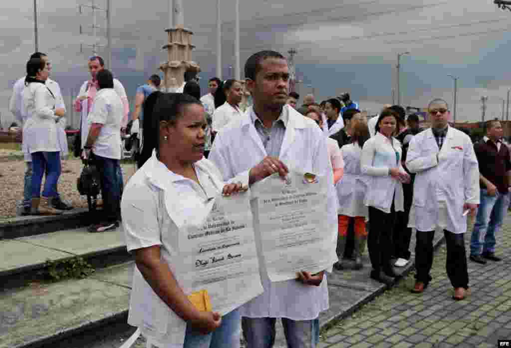 Decenas de médicos cubanos protestan el sábado 22 de agosto de 2015, en Bogotá, para denunciar &quot;el limbo legal&quot; en el que se encuentran a la espera de un visado para EEUU.