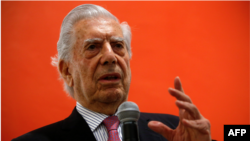 Mario Vargas Llosa, Premio Nobel de Literatura, durante una conferencia
