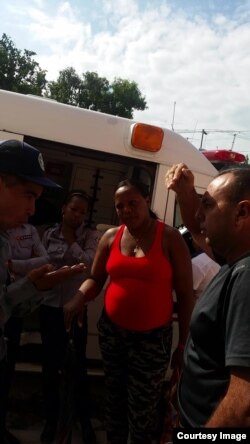 Represión policial contra el médico opositor Arnoldo de la Cruz.